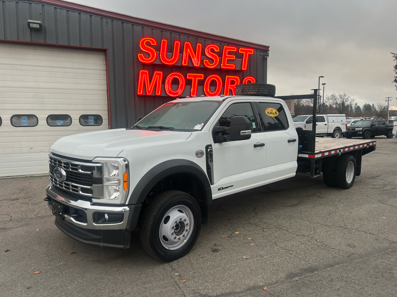 2023 Ford Super Duty F-550 DRW XLT 4WD Crew Cab 203" WB 84" CA