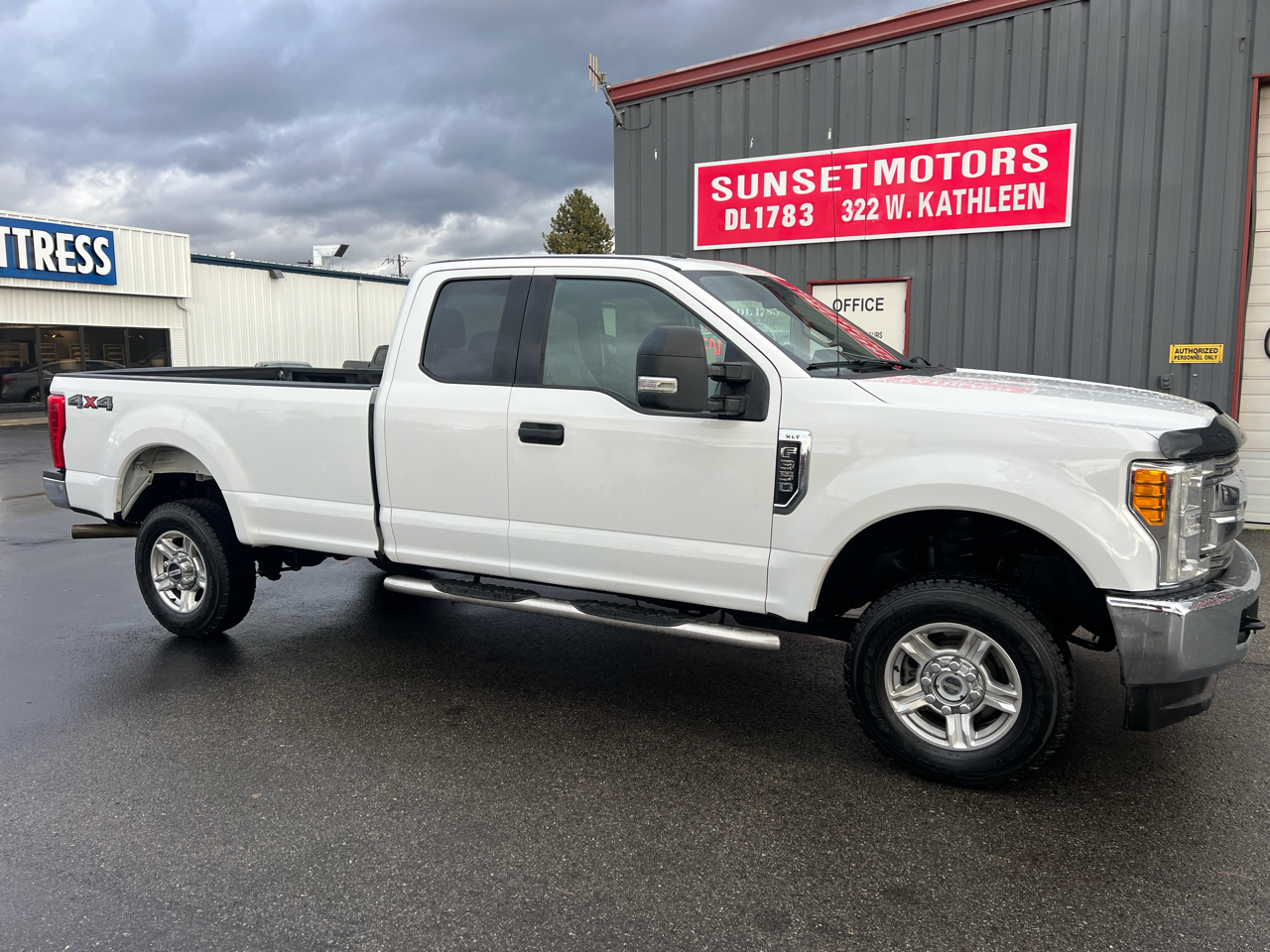 2017 Ford Super Duty F-350 SRW XLT 4WD SuperCab 8' Box