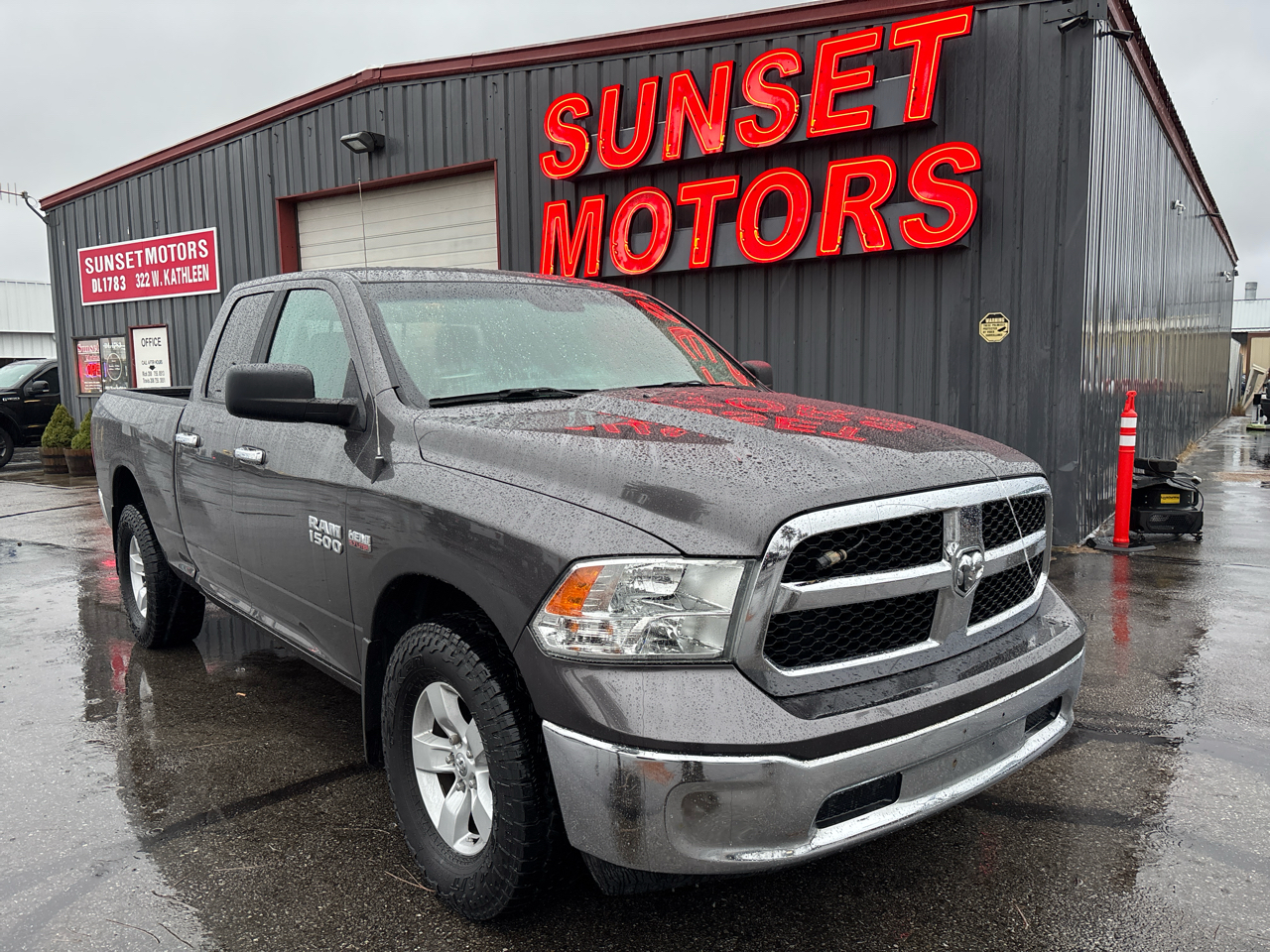RAM 1500 4WD Quad Cab 140.5" SLT 2017