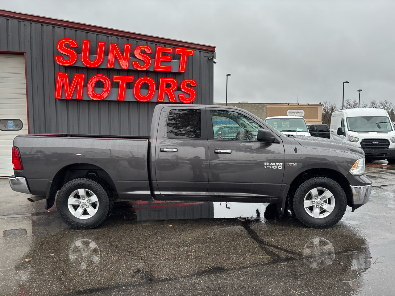 RAM 1500 4WD Quad Cab 140.5" SLT 2017