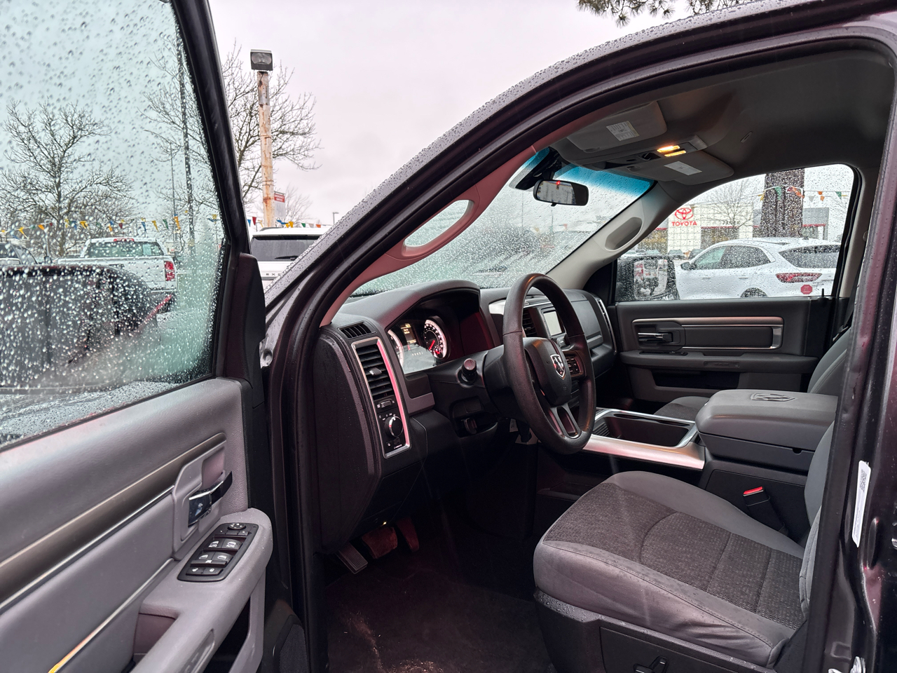 RAM 1500 4WD Quad Cab 140.5" SLT 2017