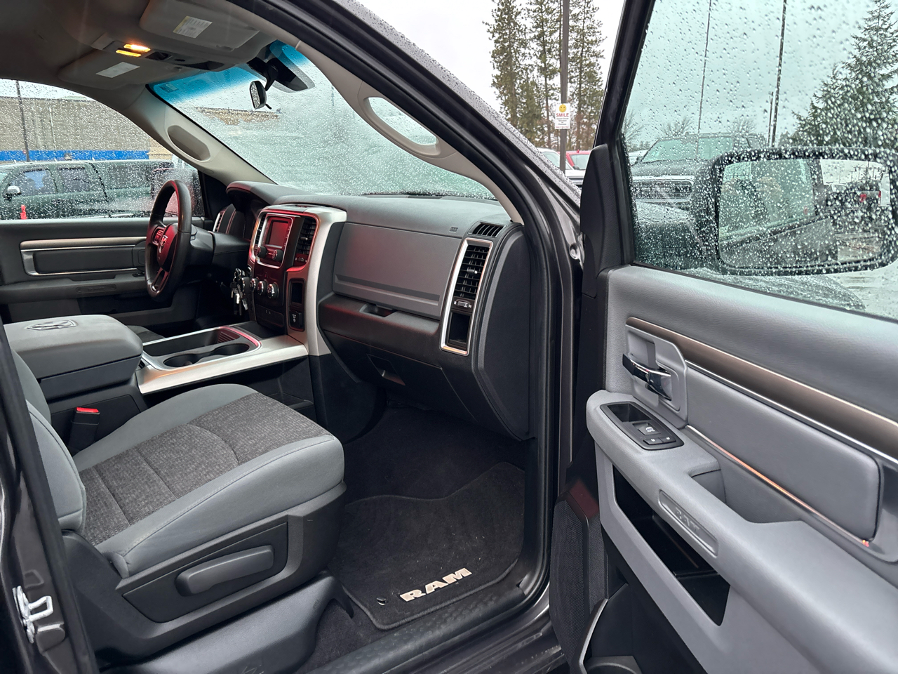 RAM 1500 4WD Quad Cab 140.5" SLT 2017