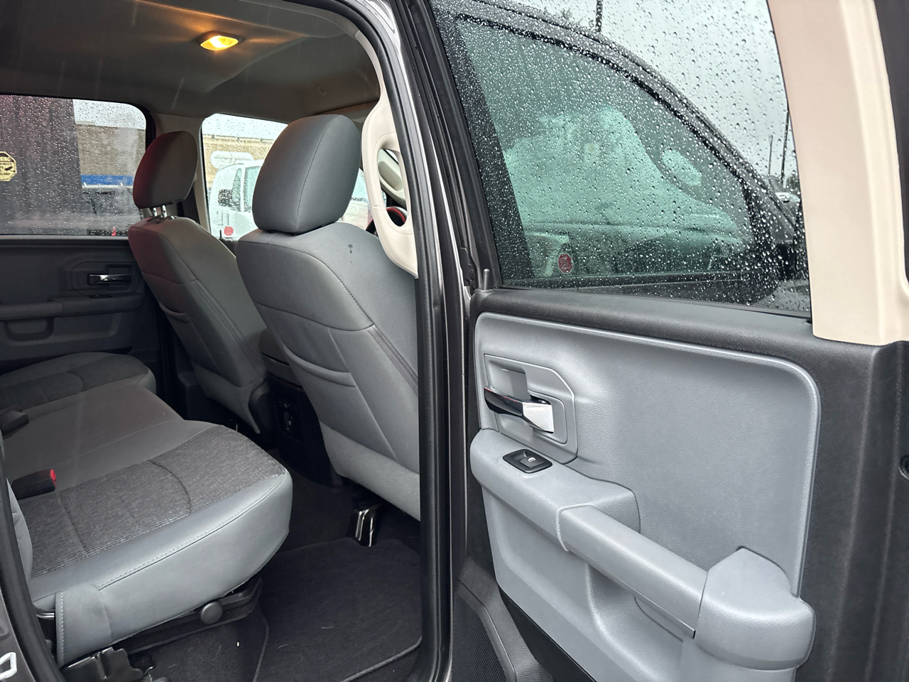 RAM 1500 4WD Quad Cab 140.5" SLT 2017