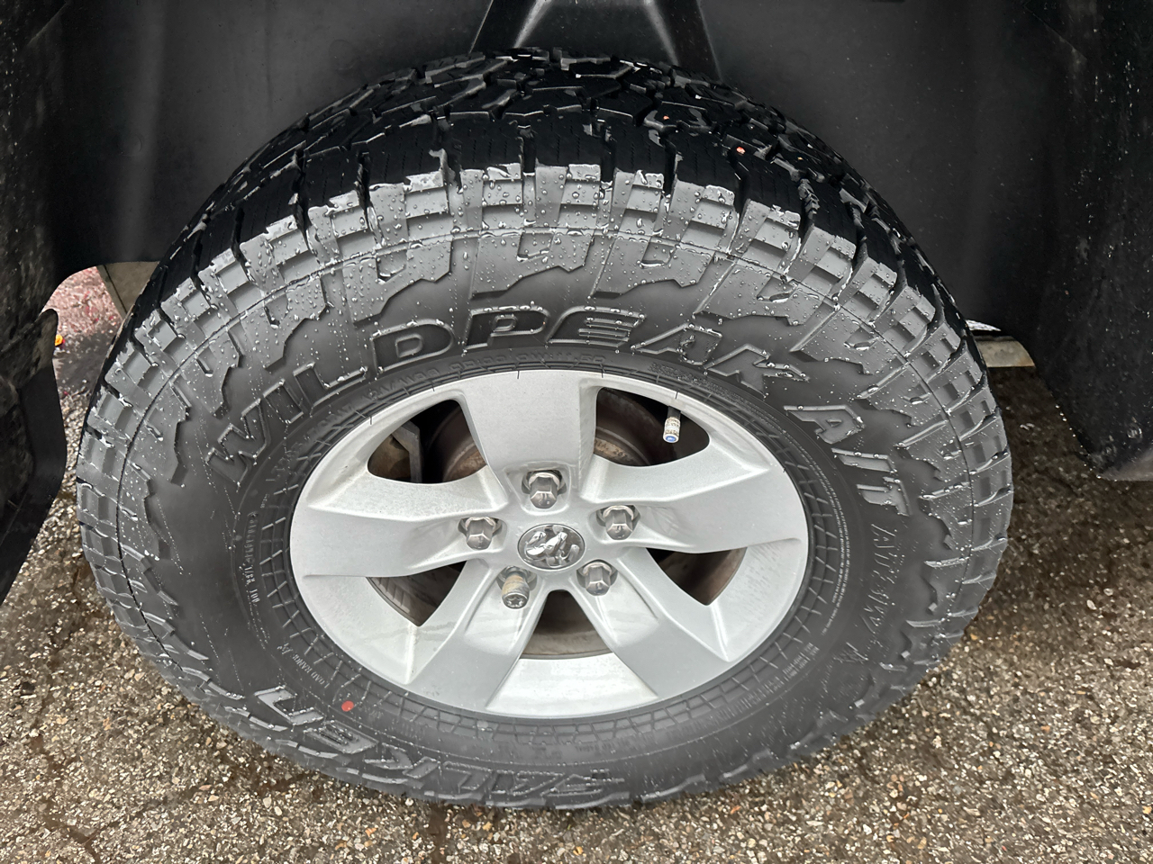 RAM 1500 4WD Quad Cab 140.5" SLT 2017