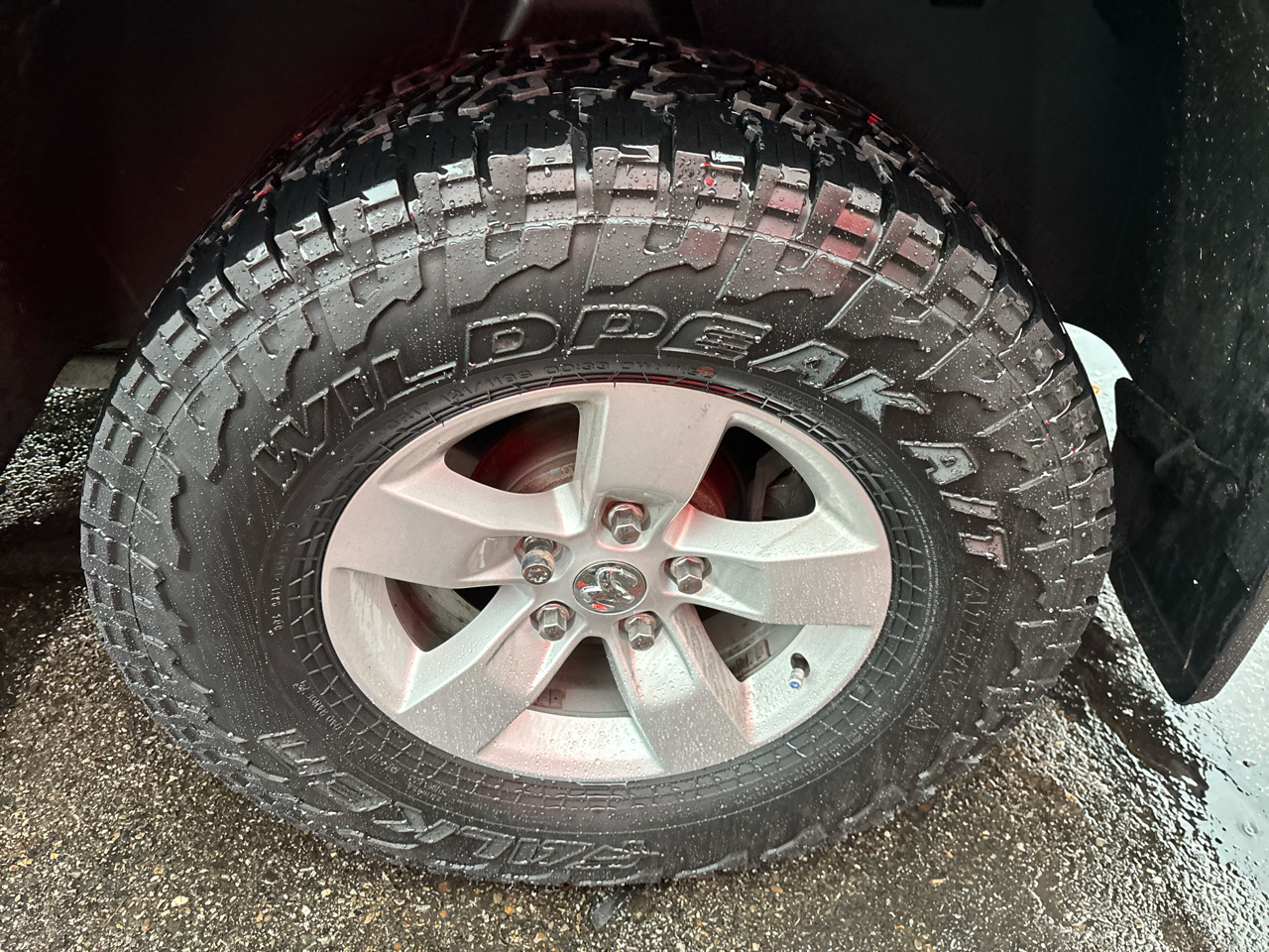 RAM 1500 4WD Quad Cab 140.5" SLT 2017