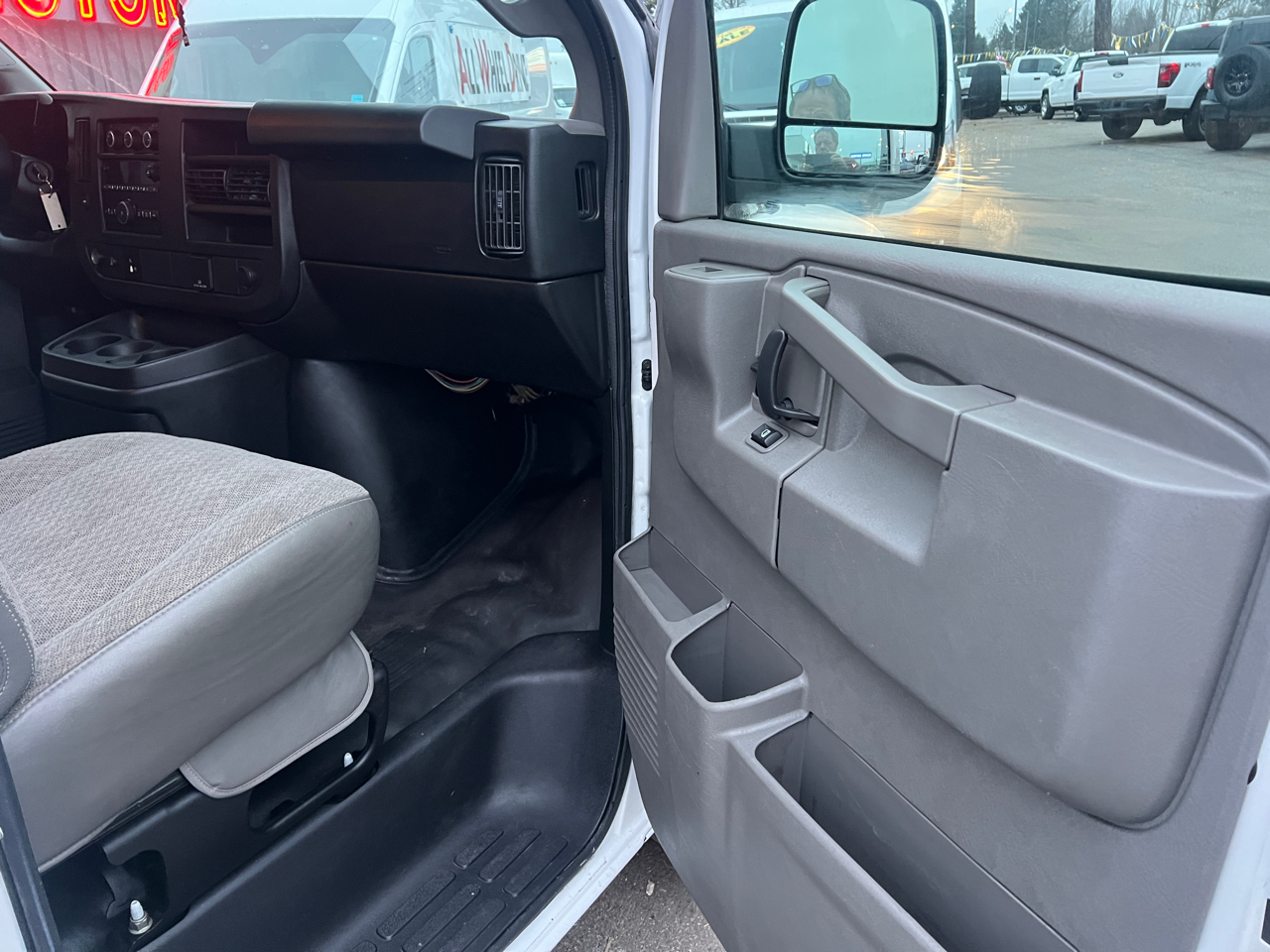 GMC Savana Cargo Van RWD 2500 155" 2017