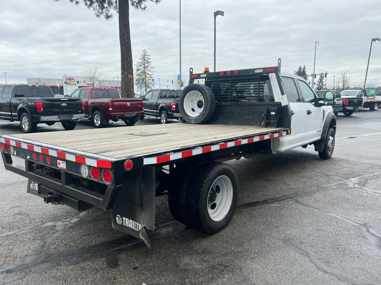 Ford Super Duty F-550 DRW Crew Cab 200" WB 84" CA XLT 2022