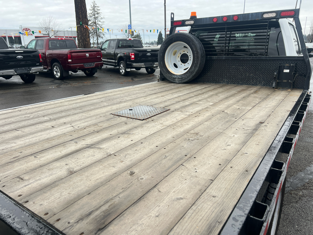 Ford Super Duty F-550 DRW Crew Cab 200" WB 84" CA XLT 2022