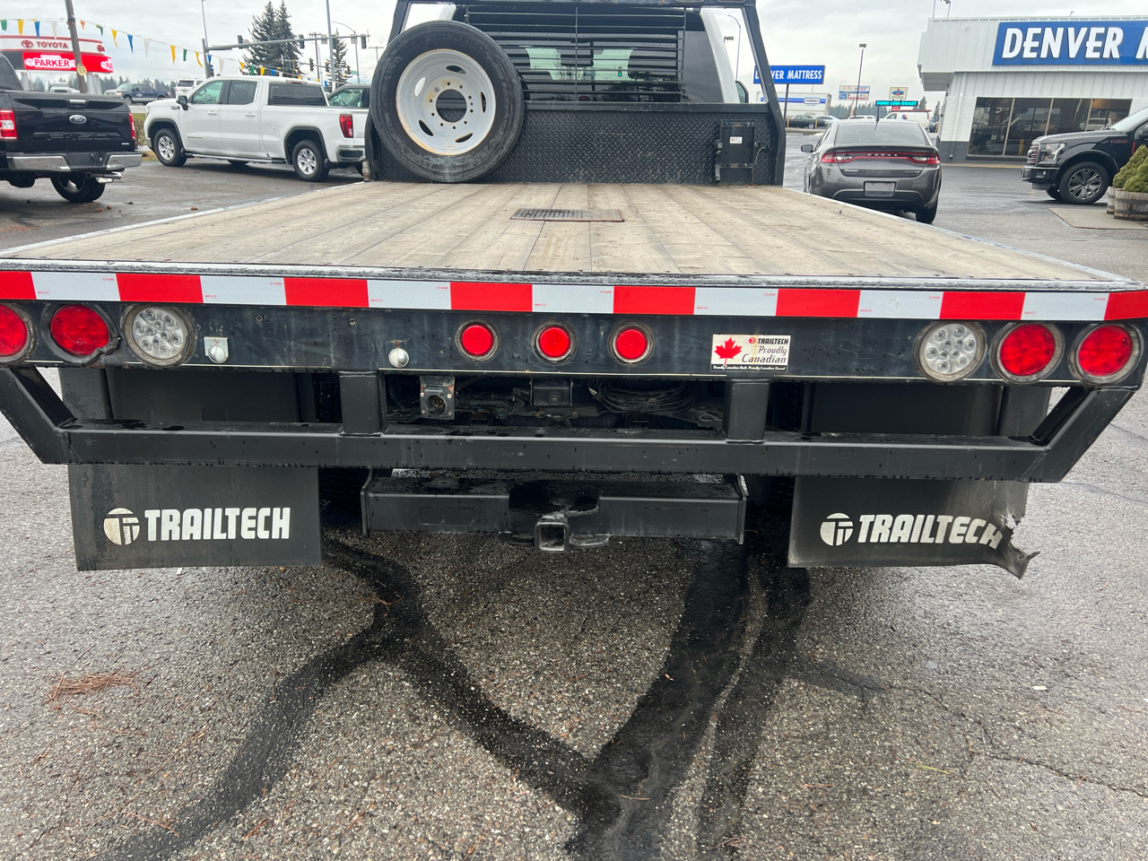 Ford Super Duty F-550 DRW Crew Cab 200" WB 84" CA XLT 2022