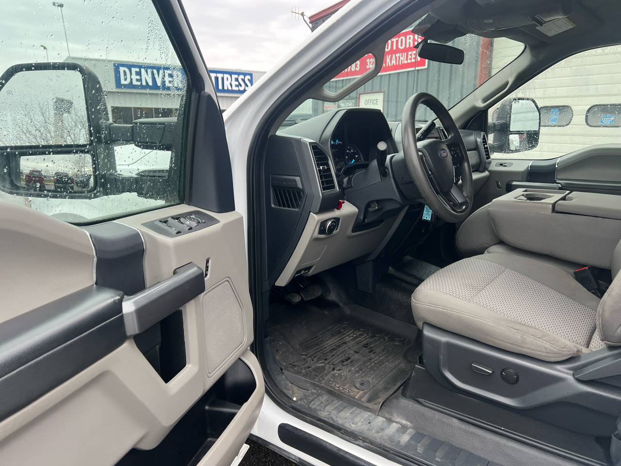 Ford Super Duty F-550 DRW Crew Cab 200" WB 84" CA XLT 2022