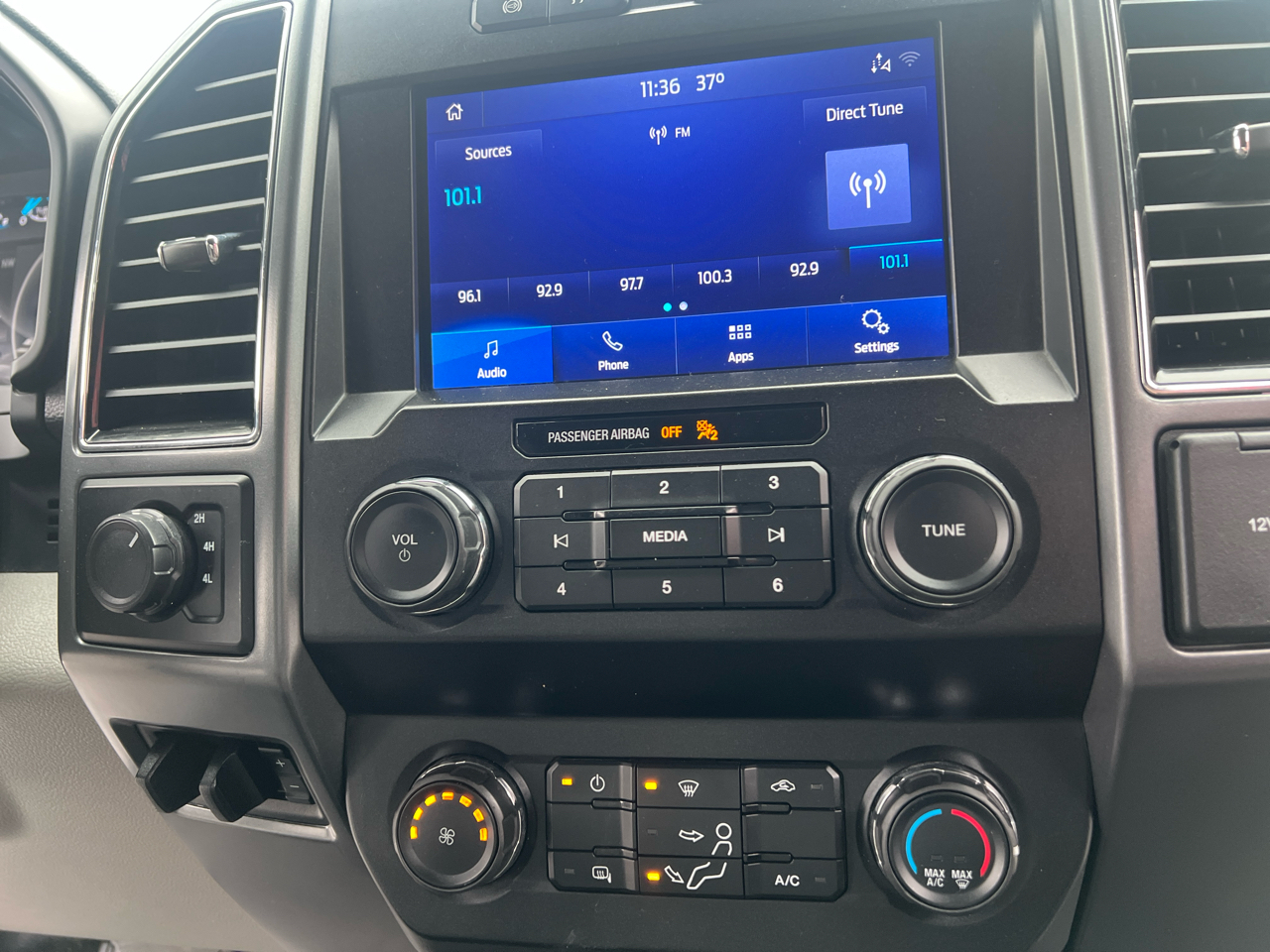 Ford Super Duty F-550 DRW Crew Cab 200" WB 84" CA XLT 2022