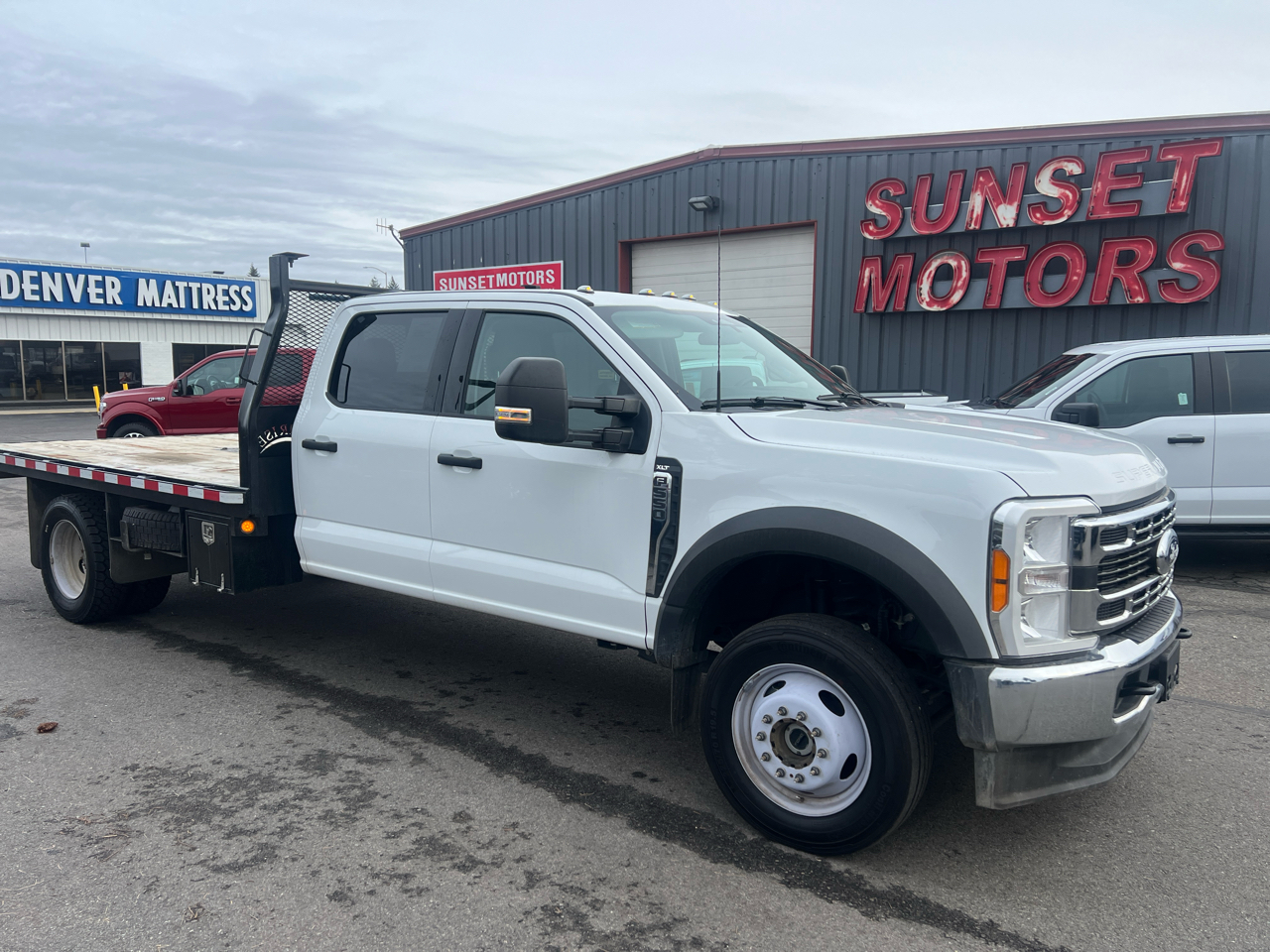 2023 Ford Super Duty F-550 DRW XLT 4WD Crew Cab 203" WB 84" CA