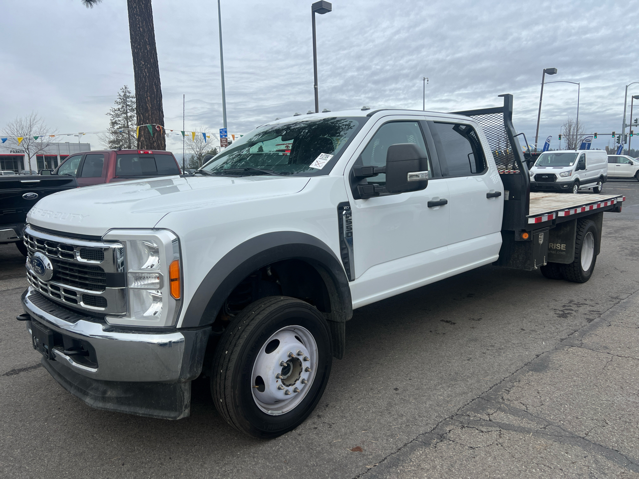 Ford Super Duty F-550 DRW XLT 4WD Crew Cab 203" WB 84" CA 2023