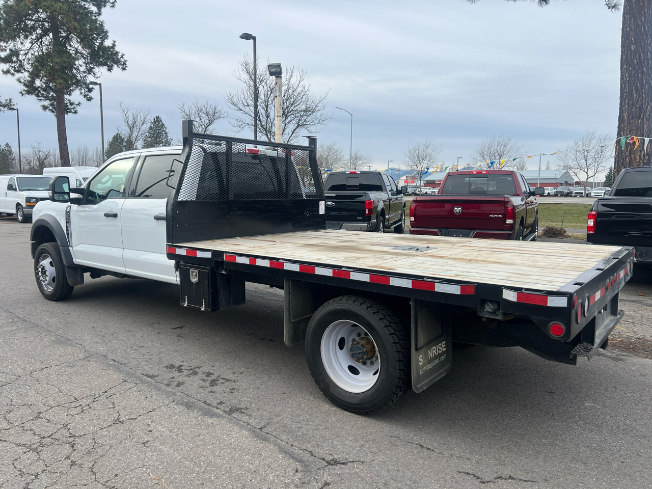 Ford Super Duty F-550 DRW XLT 4WD Crew Cab 203" WB 84" CA 2023