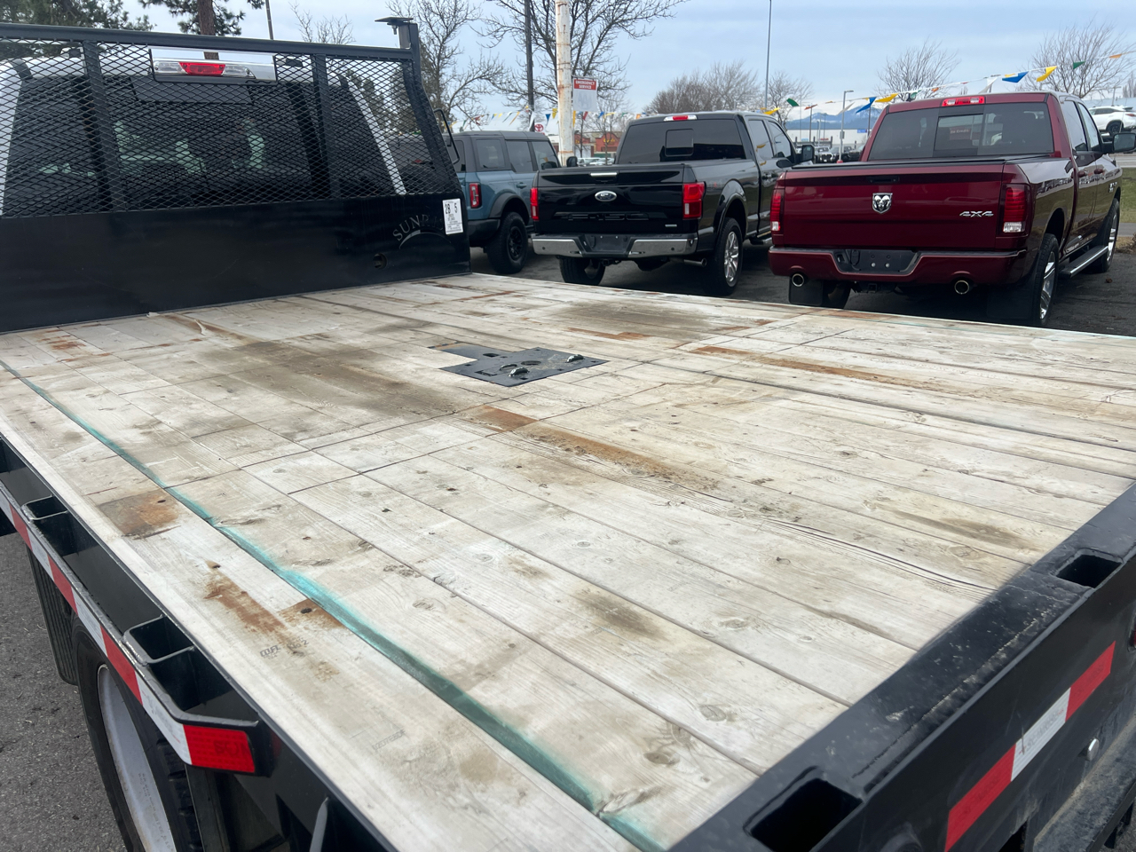 Ford Super Duty F-550 DRW XLT 4WD Crew Cab 203" WB 84" CA 2023