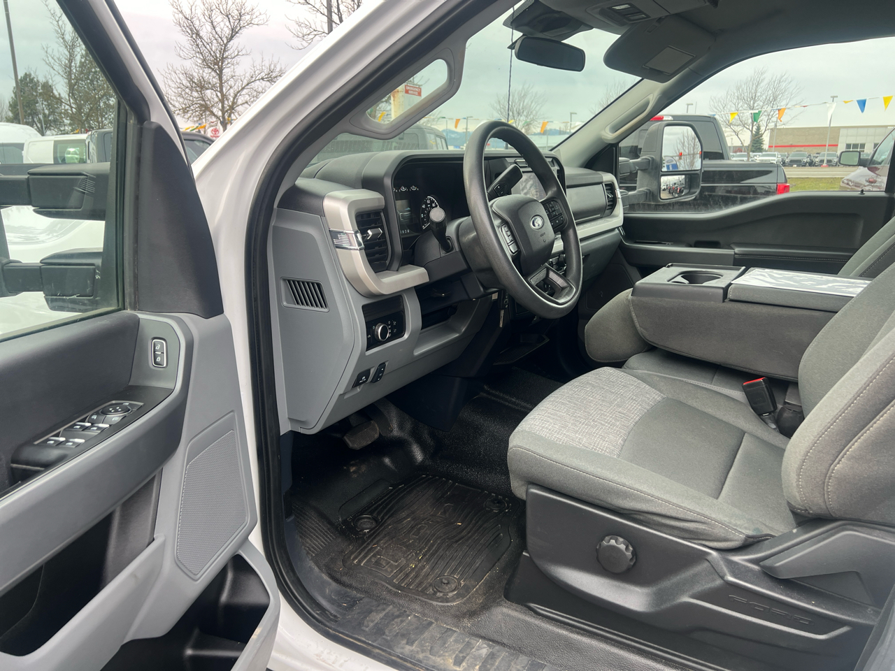 Ford Super Duty F-550 DRW XLT 4WD Crew Cab 203" WB 84" CA 2023