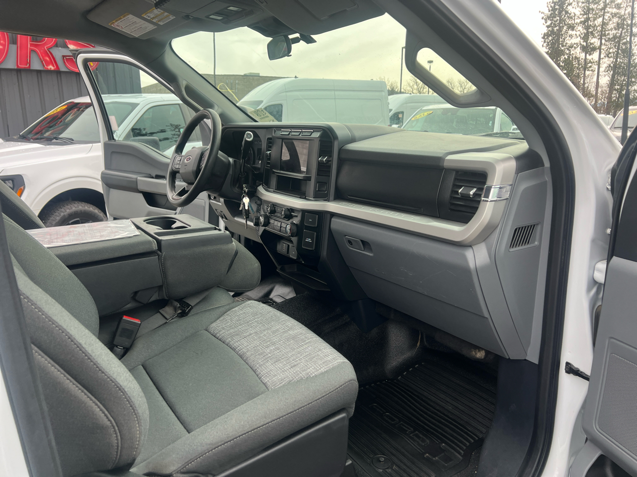 Ford Super Duty F-550 DRW XLT 4WD Crew Cab 203" WB 84" CA 2023