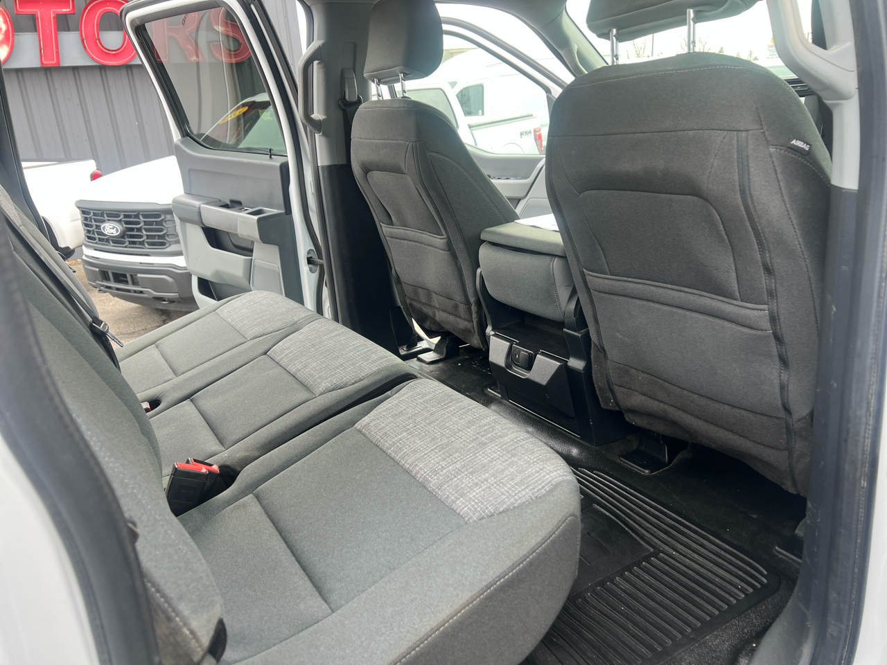 Ford Super Duty F-550 DRW XLT 4WD Crew Cab 203" WB 84" CA 2023