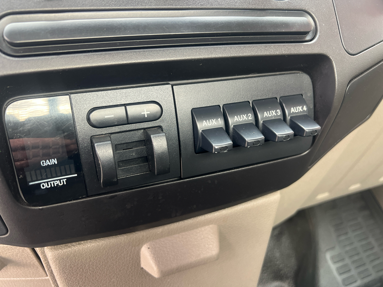 Ford Super Duty F-350 DRW 2WD Reg Cab 141" WB 60" CA XLT 2008