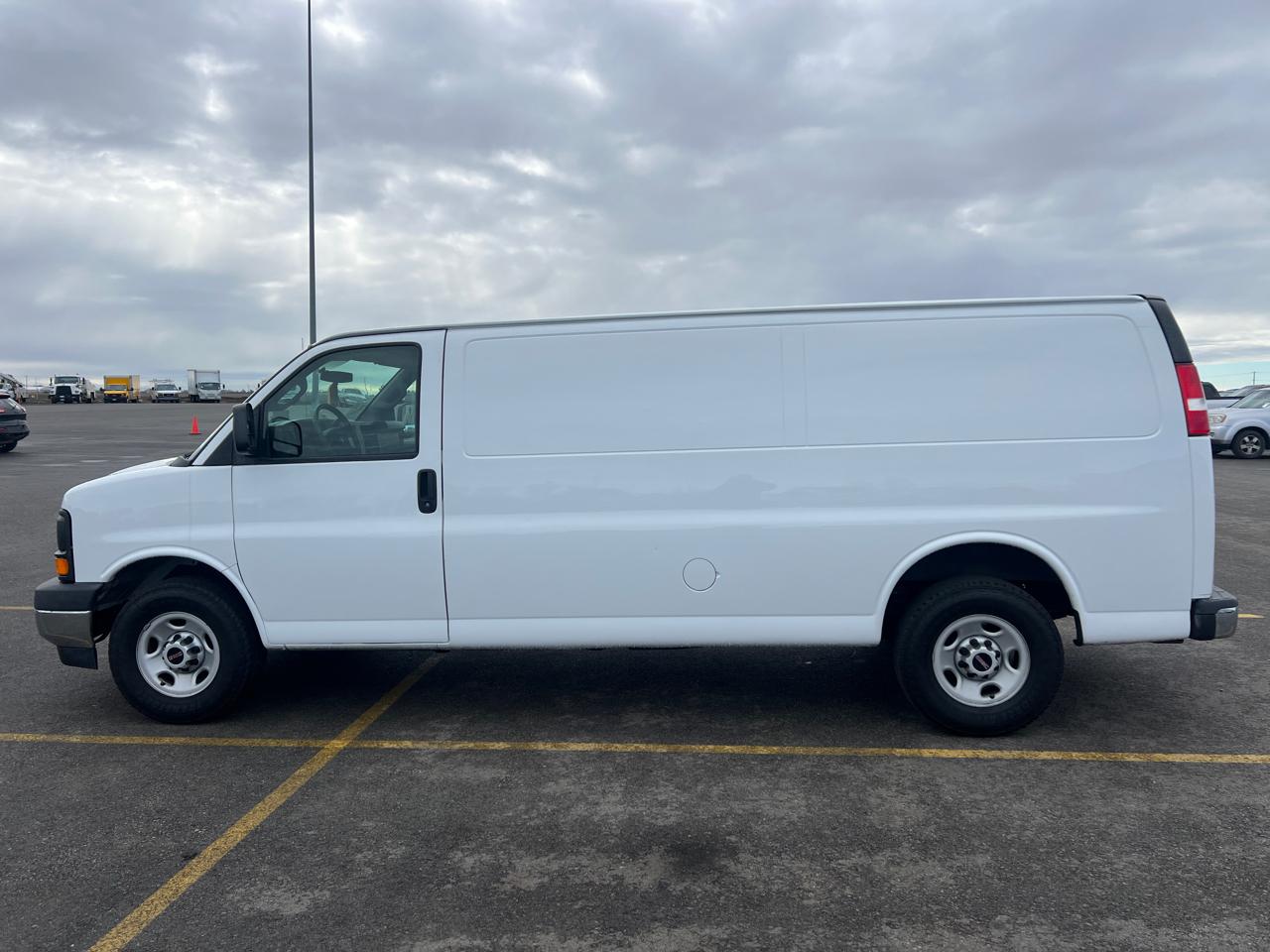GMC Savana Cargo Van RWD 2500 155" 2017