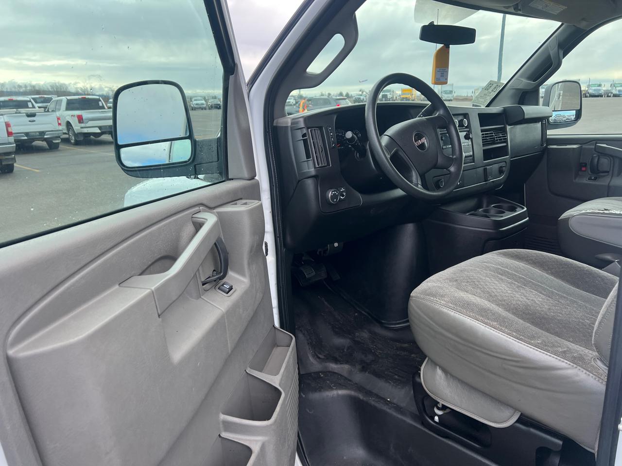 GMC Savana Cargo Van RWD 2500 155" 2017