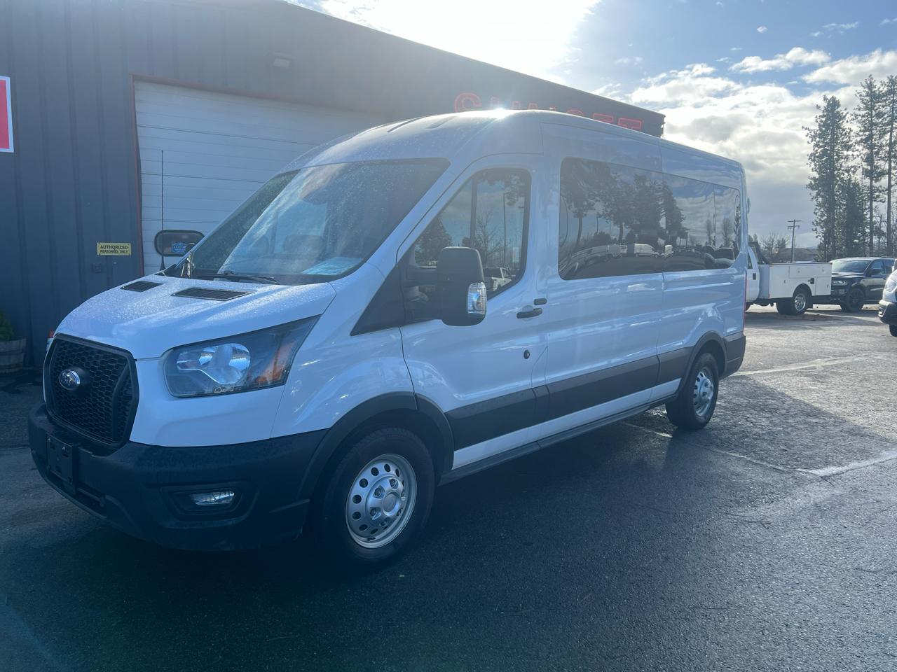 Ford T350 Vans XL Wgn Medium Roof 148 2023