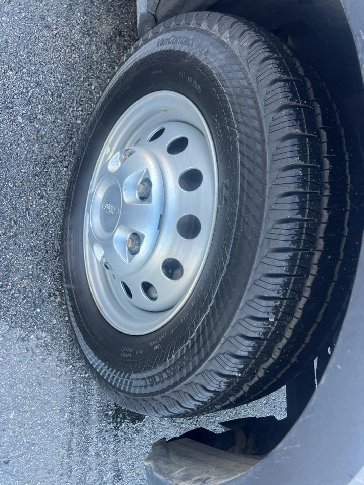 Ford T350 Vans XL Wgn Medium Roof 148 2023