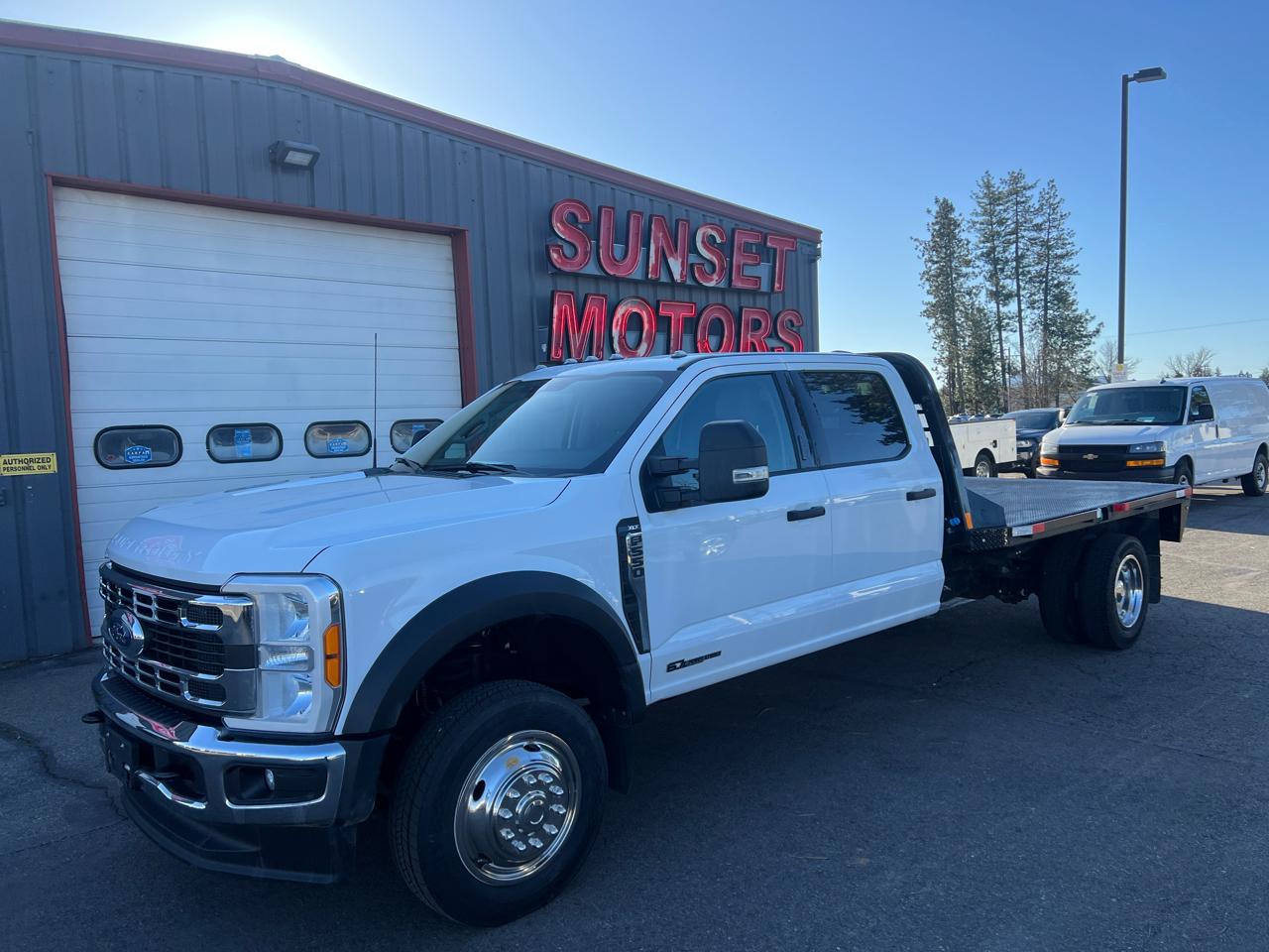 Ford Super Duty F-550 DRW Lariat 4WD Crew Cab 179" WB 60" CA 2023