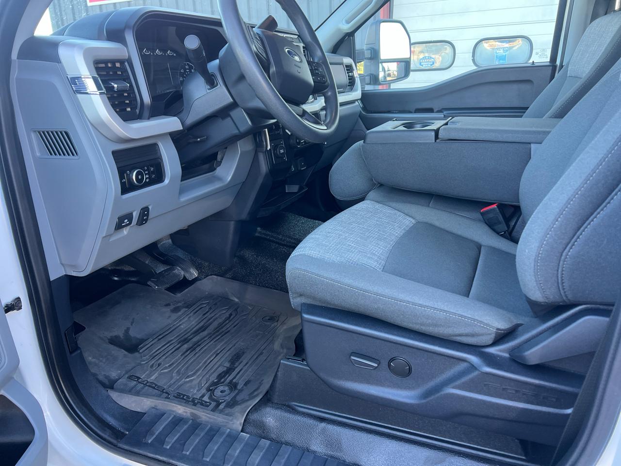 Ford Super Duty F-550 DRW Lariat 4WD Crew Cab 179" WB 60" CA 2023