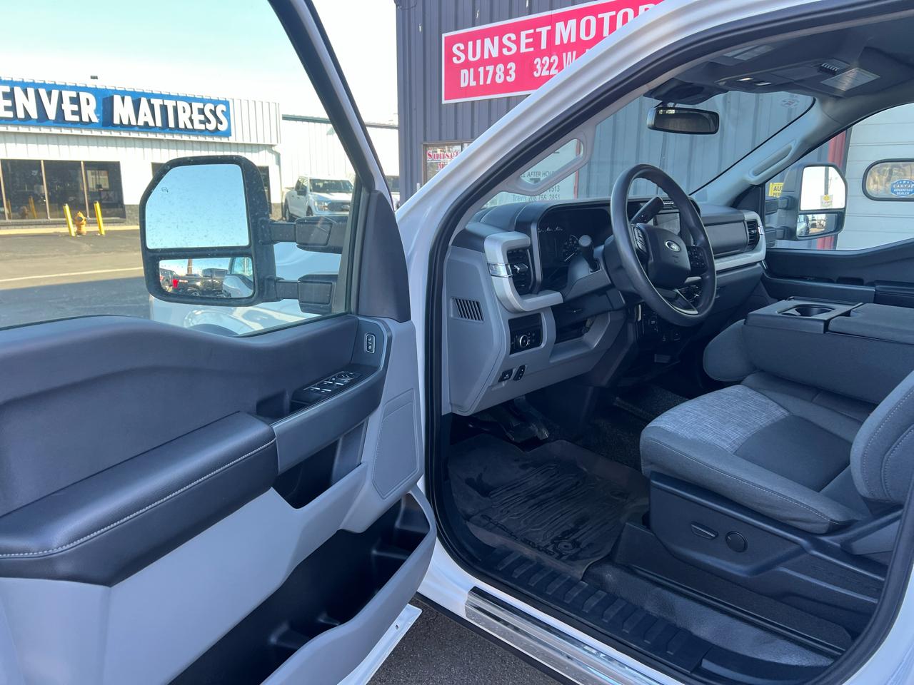 Ford Super Duty F-550 DRW Lariat 4WD Crew Cab 179" WB 60" CA 2023