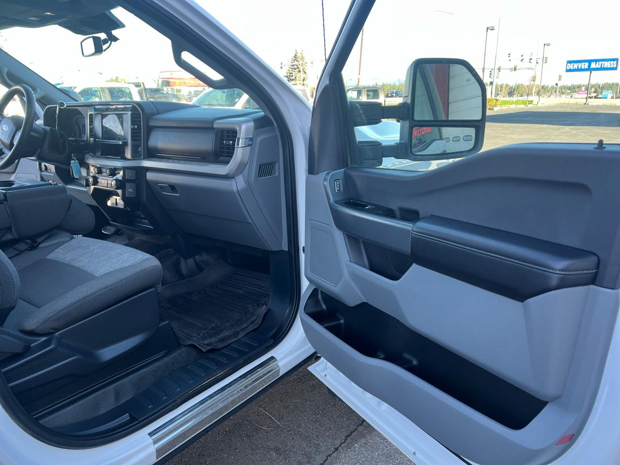 Ford Super Duty F-550 DRW Lariat 4WD Crew Cab 179" WB 60" CA 2023