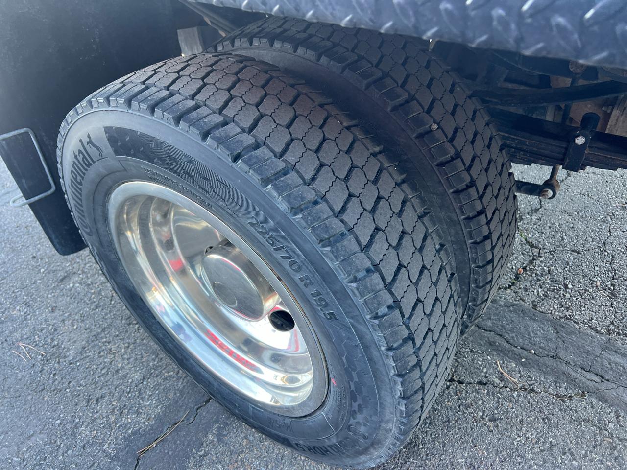 Ford Super Duty F-550 DRW Lariat 4WD Crew Cab 179" WB 60" CA 2023