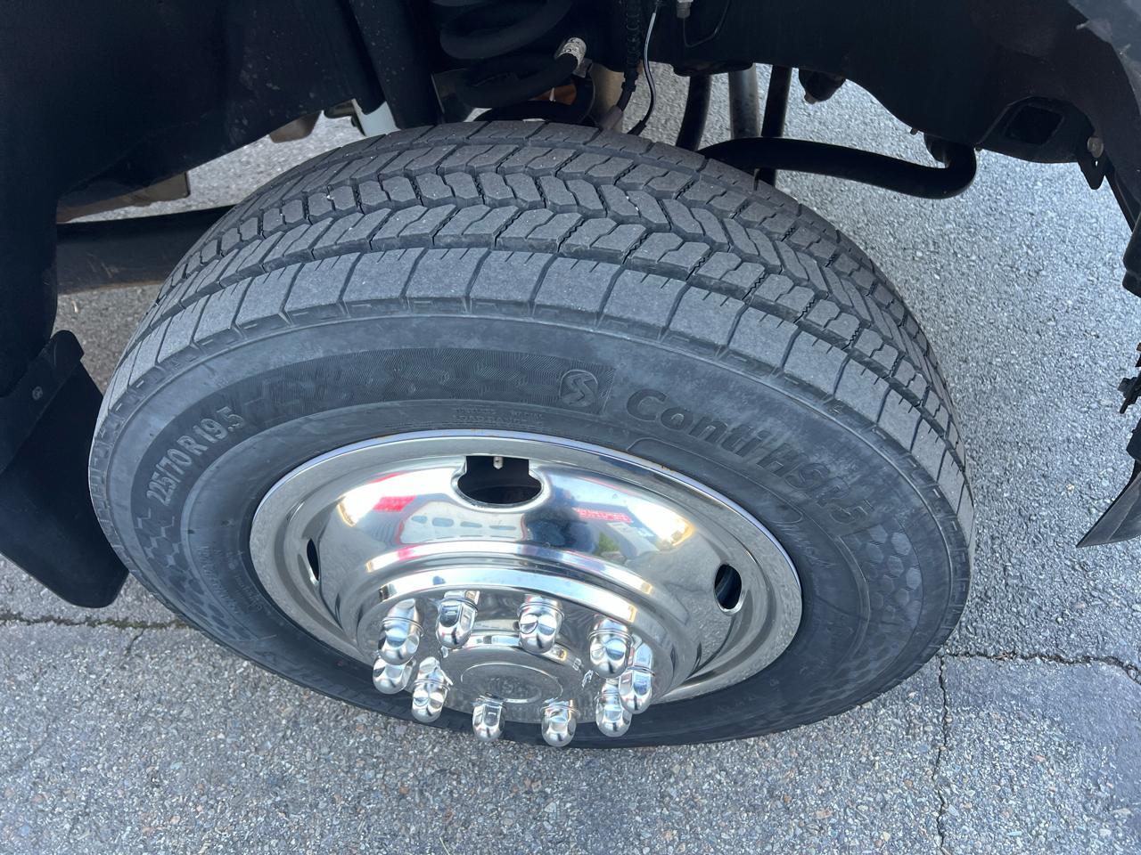 Ford Super Duty F-550 DRW Lariat 4WD Crew Cab 179" WB 60" CA 2023