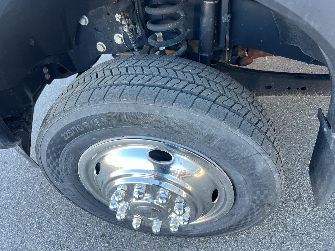 Ford Super Duty F-550 DRW Lariat 4WD Crew Cab 179" WB 60" CA 2023