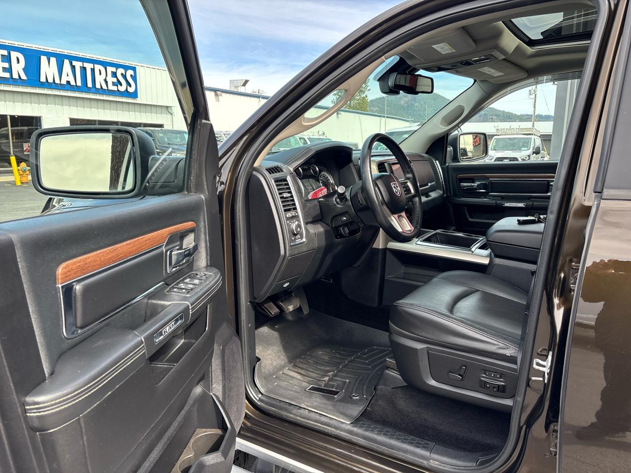 RAM 1500 4WD Crew Cab 140.5" Laramie 2014