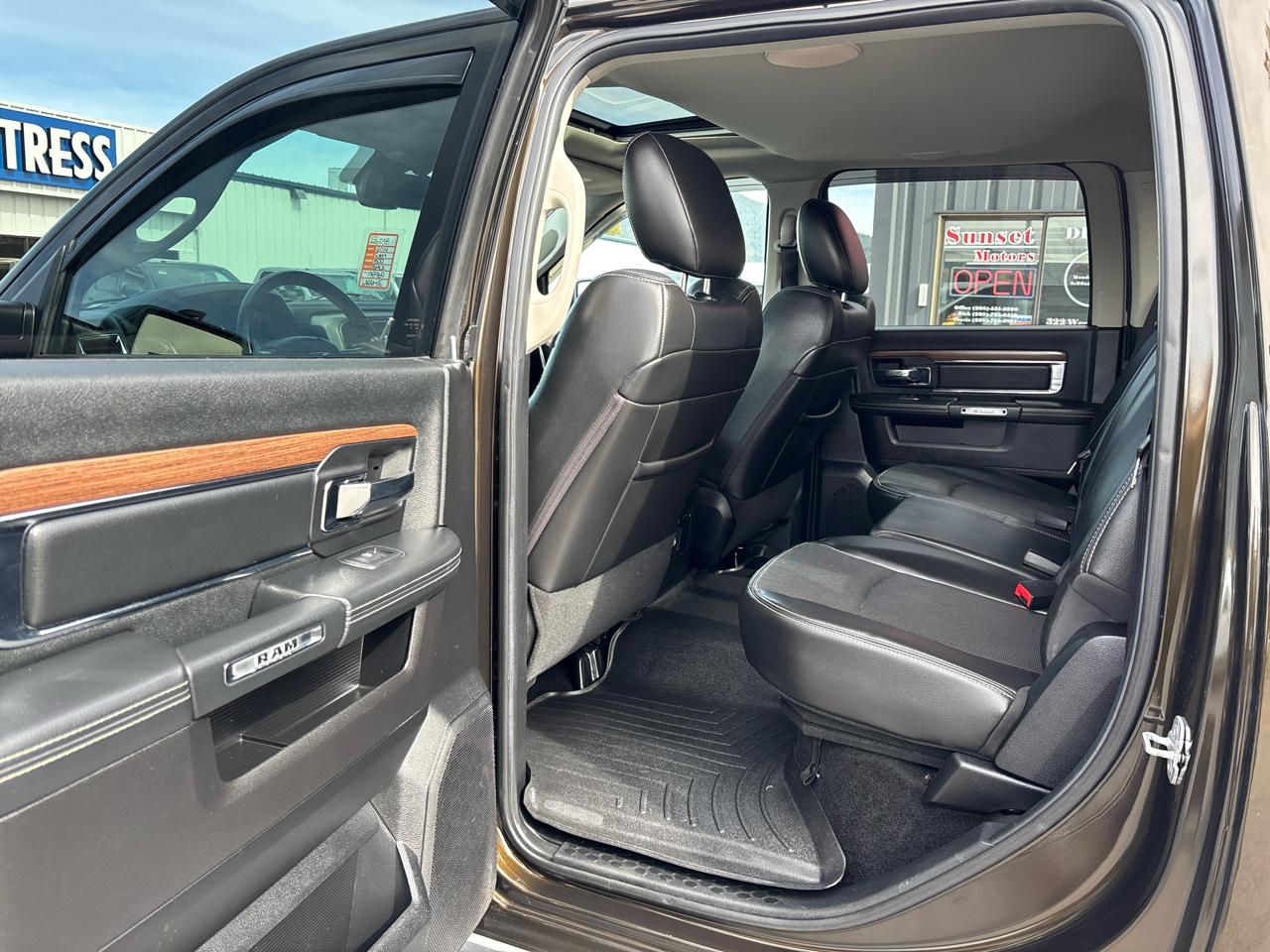 RAM 1500 4WD Crew Cab 140.5" Laramie 2014