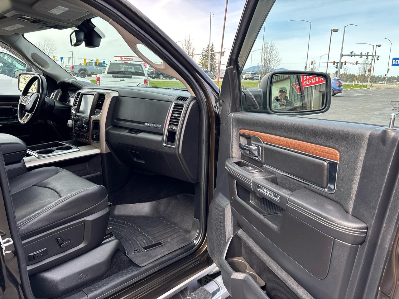 RAM 1500 4WD Crew Cab 140.5" Laramie 2014