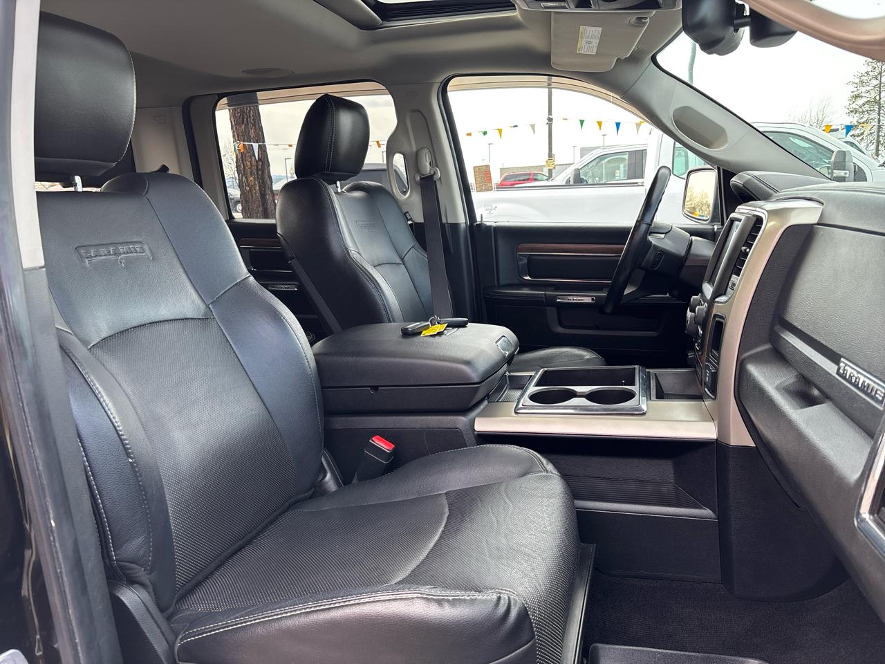 RAM 1500 4WD Crew Cab 140.5" Laramie 2014