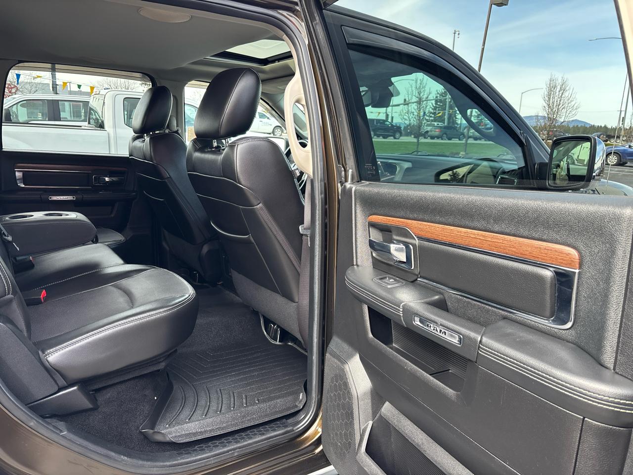 RAM 1500 4WD Crew Cab 140.5" Laramie 2014