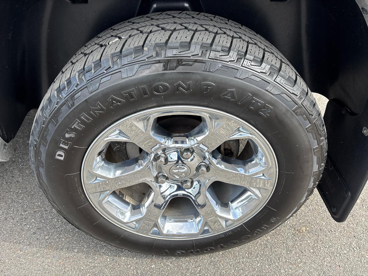 RAM 1500 4WD Crew Cab 140.5" Laramie 2014