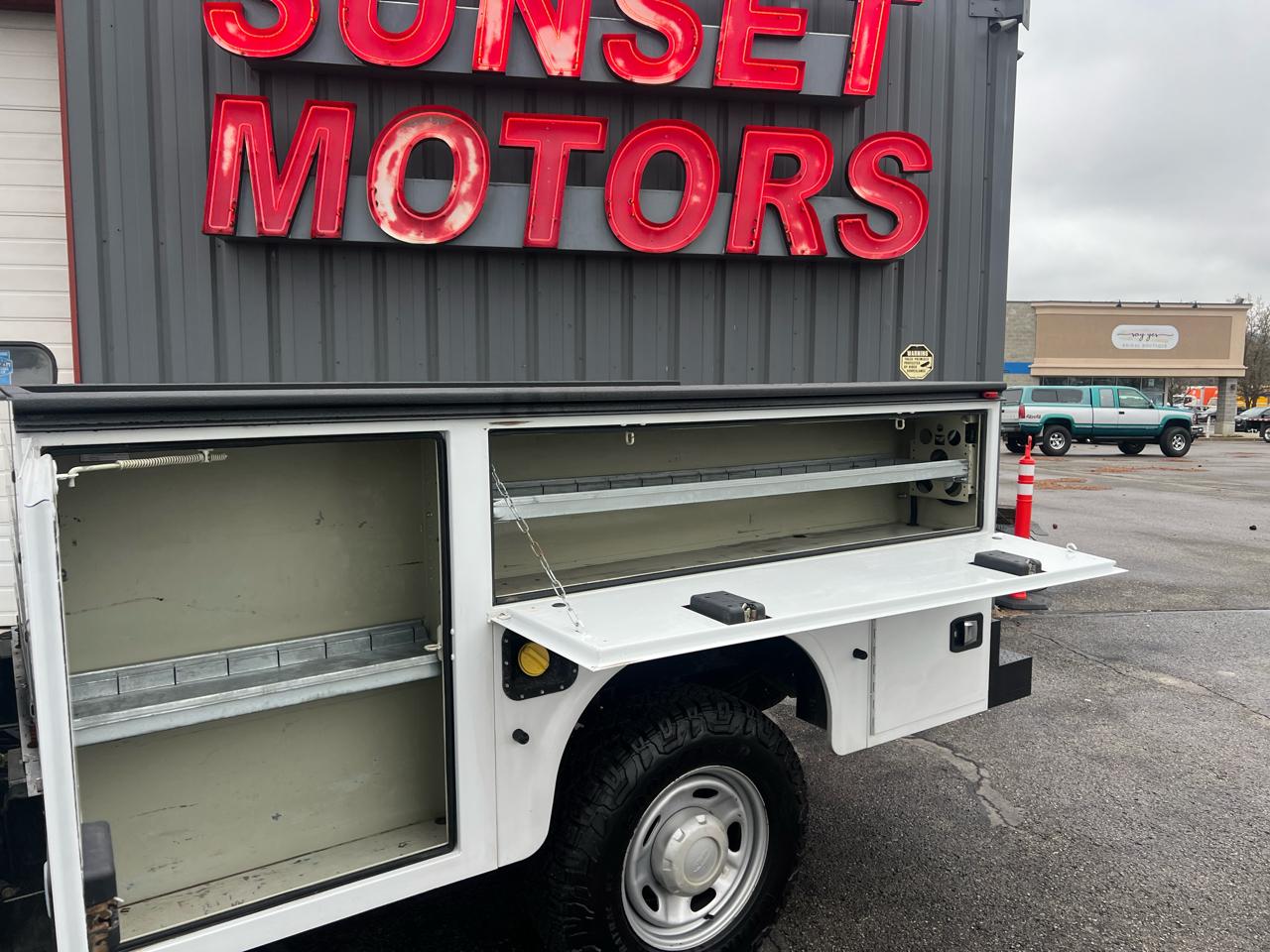 Ford Super Duty F-250 SRW XL 4WD Crew Cab 8' Box 2017