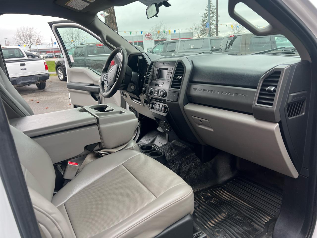 Ford Super Duty F-250 SRW XL 4WD Crew Cab 8' Box 2017