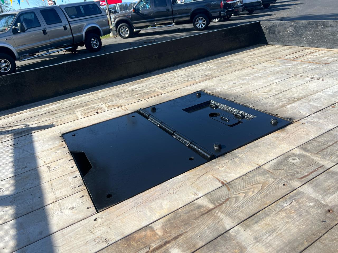 Ford Super Duty F-550 DRW XL 4WD Crew Cab 203" WB 84" CA 2024