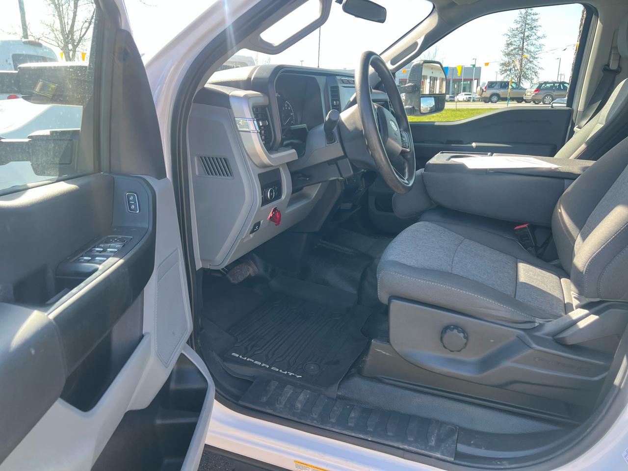 Ford Super Duty F-550 DRW XL 4WD Crew Cab 203" WB 84" CA 2024