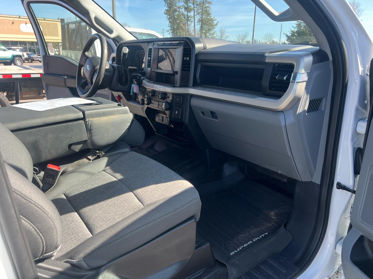 Ford Super Duty F-550 DRW XL 4WD Crew Cab 203" WB 84" CA 2024