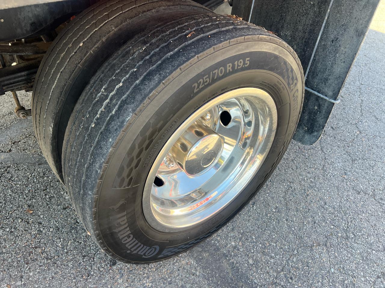 Ford Super Duty F-550 DRW XL 4WD Crew Cab 203" WB 84" CA 2024