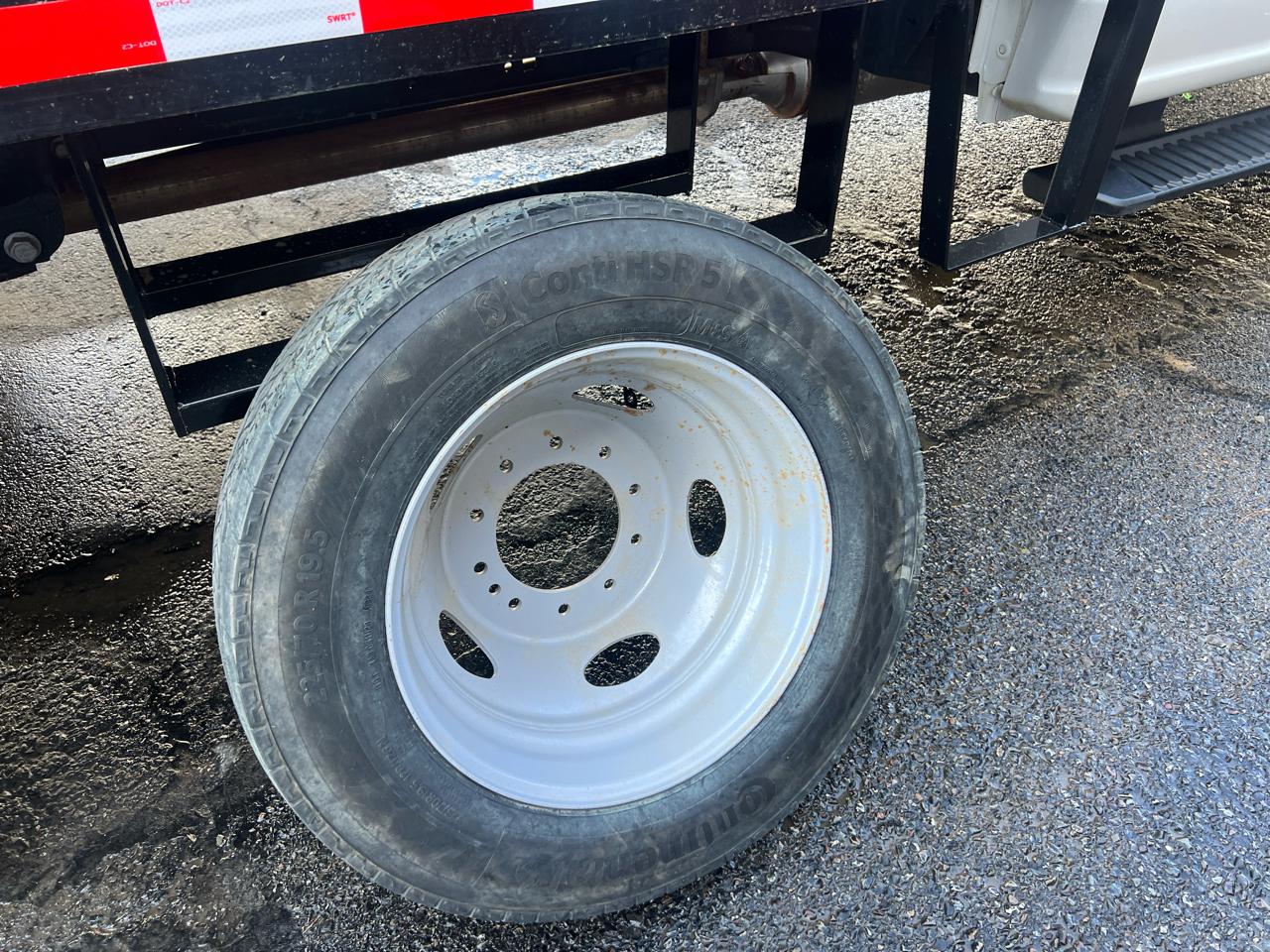 Ford Super Duty F-550 DRW XL 4WD Crew Cab 203" WB 84" CA 2024