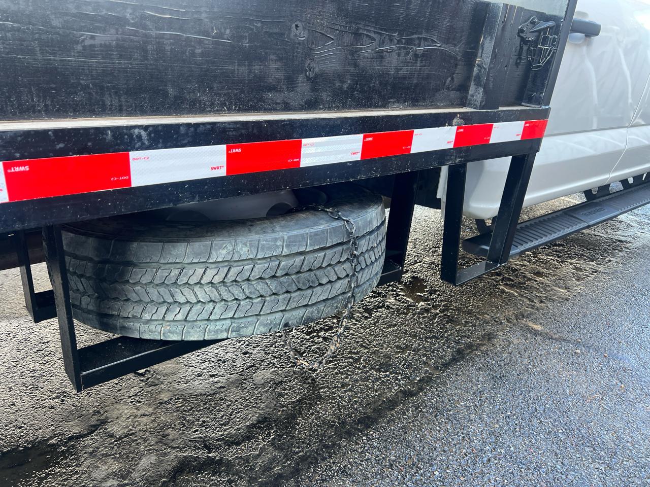 Ford Super Duty F-550 DRW XL 4WD Crew Cab 203" WB 84" CA 2024