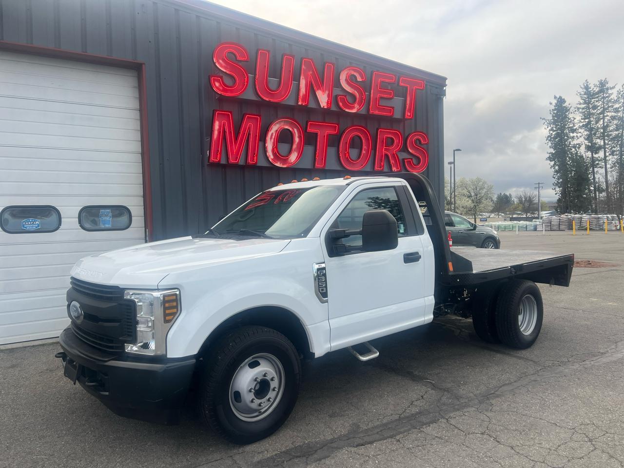 2019 Ford Super Duty F-350 DRW Reg Cab 141" WB 60" CA XL