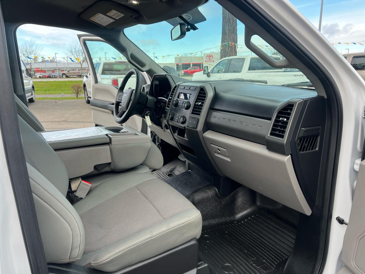 Ford Super Duty F-350 DRW Reg Cab 141" WB 60" CA XL 2019